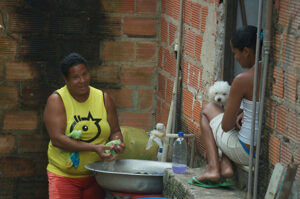 deux femmes lavent du linge à Itaparica