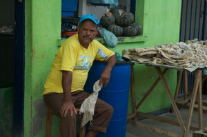Un homme vend de la Carne do Sol à Mucujé